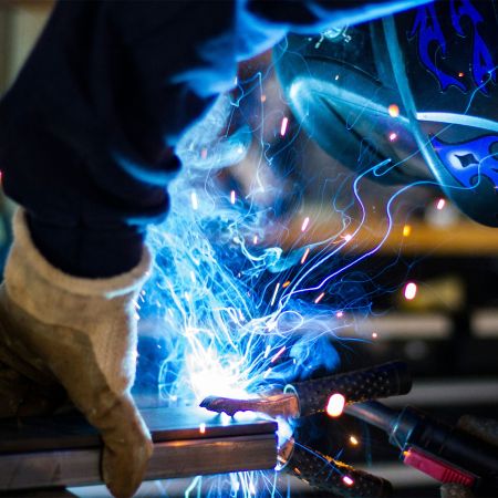 Φωτογραφία που παρουσιάζει εργασίες και μηχάνημα συγκόλλησης