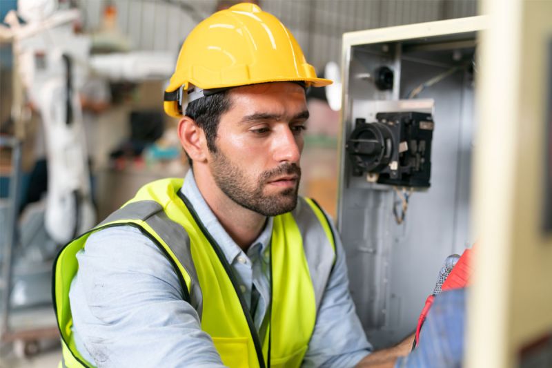 Φωτογραφία με συντηρητή - επισκευαστή μηχανημάτων συγκόλλησης